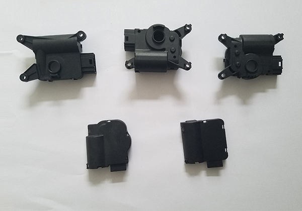 汽(qi)車模(mo)具